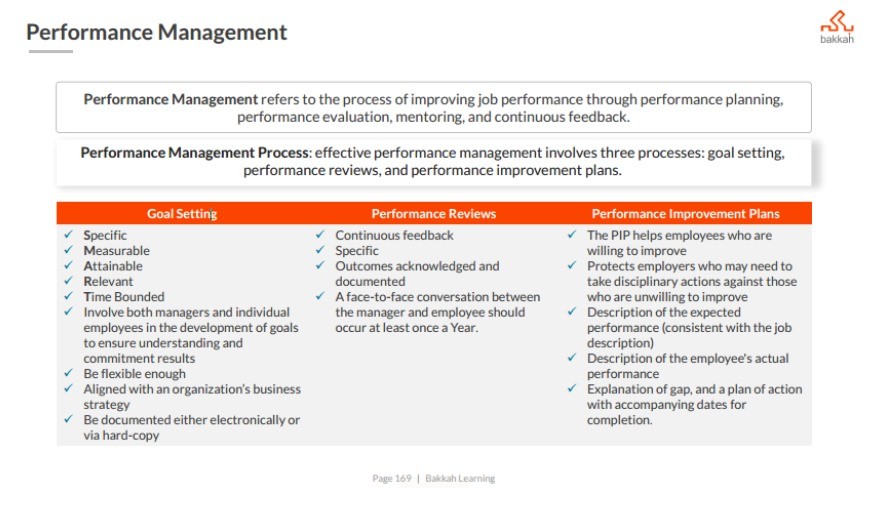 كيف يمكن لإدارة الموارد البشرية تحسين وتطوير أداء المنظمة؟